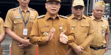 Alun-alun Kembangjoyo Batal Direvitalisasi 2026, Ini Kata Bupati Pati 1 Bupati Pati Sudewo didampingi jajarannya saat diwawancara wartawan usai apel awal tahun di pendopo kabupaten pada Senin, 5 Januari 2026. (Lingkarnews Network)