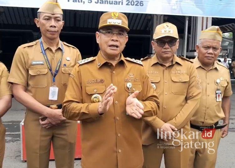 Alun-alun Kembangjoyo Batal Direvitalisasi 2026, Ini Kata Bupati Pati 25 Bupati Pati Sudewo didampingi jajarannya saat diwawancara wartawan usai apel awal tahun di pendopo kabupaten pada Senin, 5 Januari 2026. (Lingkarnews Network)