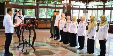 Bupati Kudus, Sam’ani Intakoris, saat melantik pejabat struktural Bapperinda Kabupaten Kudus di Pendopo Kabupaten Kudus pada Rabu, 31 Desember 2025. (Mohammad Fahtur Rohman/Lingkarjateng.id)