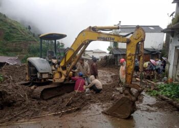 Alat berat dikerahkan untuk membersihkan material longsor yang menutup akses jalan di Desa Pranten, Kecamatan Bawang, Kabupaten Batang, Selasa, 27 Januari 2026. (Humas Pemkab Batang/Lingkarjateng.id)