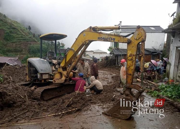 Pemkab Batang Kerahkan Alat Berat Bersihkan Material Longsor di Pranten 25 Alat berat dikerahkan untuk membersihkan material longsor yang menutup akses jalan di Desa Pranten, Kecamatan Bawang, Kabupaten Batang, Selasa, 27 Januari 2026. (Humas Pemkab Batang/Lingkarjateng.id)