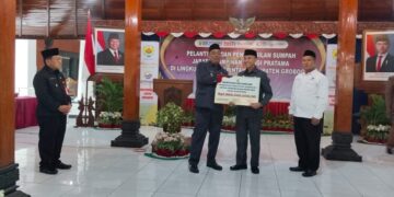 Bupati Grobogan, Setyo Hadi, menyalurkan bantuan untuk korban bencana Sumatra secara simbolis di Pendopo Kabupaten Grobogan, Rabu, 31 Desember 2025. (Ahmad Abror/Lingkarjateng.id)