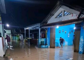 Banjir bandang masuk ke permukiman warga Kabupaten Pati pada Jumat, 9 Januari 2026 malam. (Lingkarnews Network)