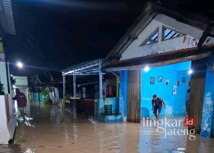 Pemkab Pati Bakal Belanja 3 Alat Berat untuk Atasi Banjir dan Normalisasi Sungai 25 Banjir bandang masuk ke permukiman warga Kabupaten Pati pada Jumat, 9 Januari 2026 malam. (Lingkarnews Network)