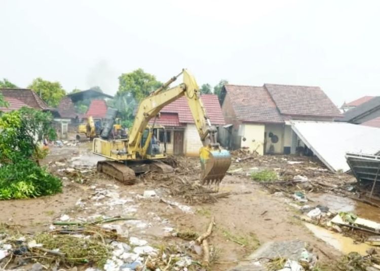 Pemkab Pati Segera Rekonstruksi Tanggul Jebol di Bulumanis dan Ngurenrejo 25 Pemerintah Kabupaten Pati mengerahkan alat berat membersihkan lumpur akibat tanggul Sungai Bago jebol di Desa Bulumanis Kidul, Kecamatan Margoyoso, Kabupaten Pati. (Humas Pemkab Pati)