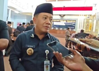 Wakil Bupati Pekalongan Sukirman memberikan keterangan kepada wartawan usai rapat paripurna DPRD Kabupaten Pekalongan, Rabu, 7 Januari 2026. (Fahri Akbar/Lingkarjateng.id)