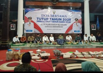 Suasana doa bersama pada malam tahun baru 2026 di Pendopo Museum Kartini, Rabu malam, 31 Desember 2025. (Vicky Rio/Lingkarjateng.id)