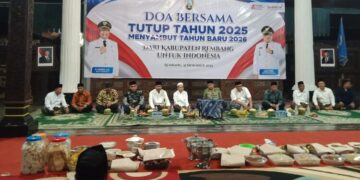 Suasana doa bersama pada malam tahun baru 2026 di Pendopo Museum Kartini, Rabu malam, 31 Desember 2025. (Vicky Rio/Lingkarjateng.id)