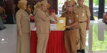 Bupati Semarang, Ngesti Nugraha (kiri), dalam acara Penandatanganan Pakta Integritas di Pendopo Rumah Dinas Bupati Semarang pada Senin, 5 Januari 2026. (Hesty Imaniar/Lingkarjateng.id)