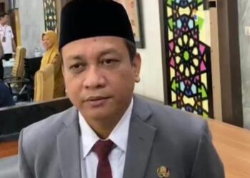 Pemkot Pekalongan Target Pengelolaan Sampah Naik hingga 80 Persen 32 Wali Kota Pekalongan Achmad Afzan Arslan Djunaid memberikan keterangan kepada wartawan usai menghadiri Pelantikan Direktur Perumda Tirtayasa Periode 2026–2031 di Ruang Buketan Setda Kota Pekalongan, Senin, 5 Januari 2025. (Fahri Akbar/Lingkarjateng.id)