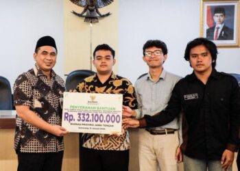 Wakil Gubernur Jawa Tengah Taj Yasin (kiri) menyerahkan secara simbolis bantuan biaya indekos mahasiswa terdampak bencana Sumatra di Gedung Merah Putih Kompleks Kantor Gubernur Jateng pada Kamis, 15 Januari 2026. (Humas Pemprov Jateng)