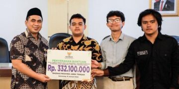 Wakil Gubernur Jawa Tengah Taj Yasin (kiri) menyerahkan secara simbolis bantuan biaya indekos mahasiswa terdampak bencana Sumatra di Gedung Merah Putih Kompleks Kantor Gubernur Jateng pada Kamis, 15 Januari 2026. (Humas Pemprov Jateng)