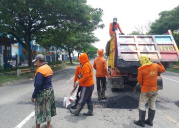 Proses penambalan jalan rusak di Kabupaten Rembang. (Vicky Rio/Lingkarjateng.id)