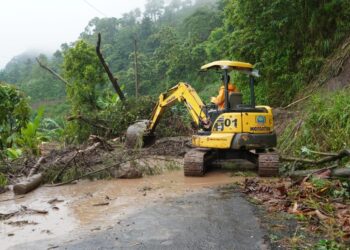 Proses penanganan longsor di Desa Tempur, Kecamatan Keling, Kabupaten Jepara. (Tomi Budianto/Lingkarjateng.id)