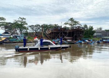 Sejumlah petugas Polairud Polres Batang melakukan pencarian korban laka air di Dermaga TPI Batang, Kamis, 22 Januari 2026. (Humas Pemkab Batang/Lingkarjateng.id)