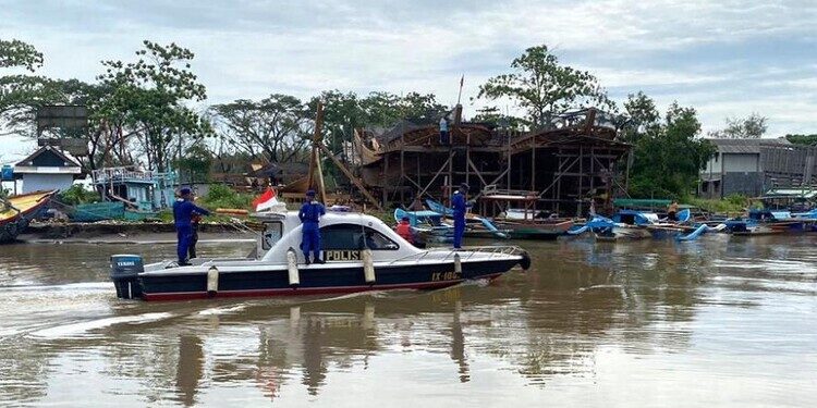 Sejumlah petugas Polairud Polres Batang melakukan pencarian korban laka air di Dermaga TPI Batang, Kamis, 22 Januari 2026. (Humas Pemkab Batang/Lingkarjateng.id)