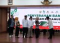 Bupati Kendal, Dyah Kartika Permanasari, menyerahkan bantuan saat acara HUT ke-25 Baznas di Pendopo Tumenggung Bahurekso Setda Kendal, Kamis, 22 Januari 2026. (Anik Kustiani/Lingkarjateng.id)