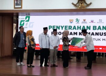 Bupati Kendal, Dyah Kartika Permanasari, menyerahkan bantuan saat acara HUT ke-25 Baznas di Pendopo Tumenggung Bahurekso Setda Kendal, Kamis, 22 Januari 2026. (Anik Kustiani/Lingkarjateng.id)