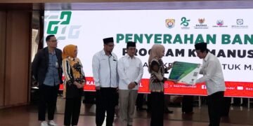 Pendapatan Zakat Meningkat, Baznas RI Puji Bupati Kendal 7 Bupati Kendal, Dyah Kartika Permanasari, menyerahkan bantuan saat acara HUT ke-25 Baznas di Pendopo Tumenggung Bahurekso Setda Kendal, Kamis, 22 Januari 2026. (Anik Kustiani/Lingkarjateng.id)