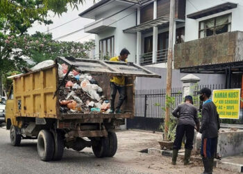 Pendekatan Hulu ke Hilir Dinilai Efektif Atasi Persoalan Sampah di Daerah 26 petugas kebersihan memungut sampah