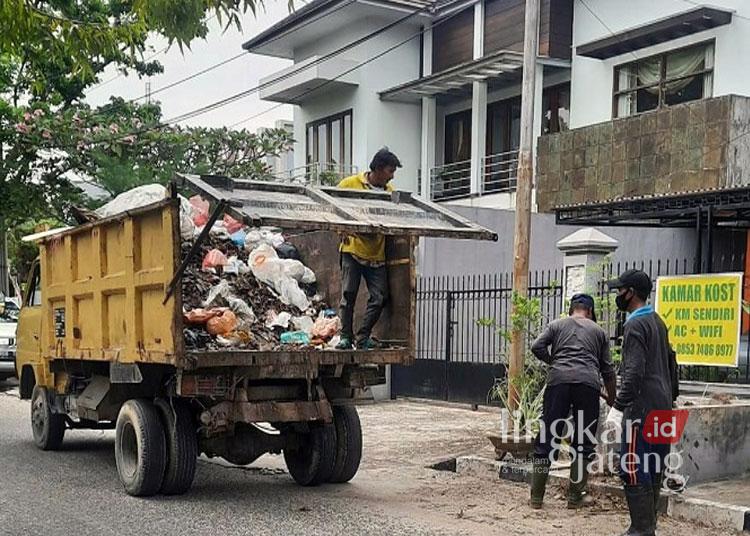 Pendekatan Hulu ke Hilir Dinilai Efektif Atasi Persoalan Sampah di Daerah 25 petugas kebersihan memungut sampah