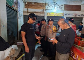 Heboh Penemuan Mayat Pria di Lantai 2 Pasar Raya Salatiga 31 Petugas Polres Salatiga memeriksa mayat pria yang ditemukan di lantai 2 Pasar Raya 1 Salatiga, Minggu, 4 Januari 2026. (Humas Polres Salatiga/Lingkarjateng.id)