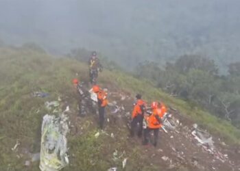 Penemuan puing-puing pesawat ATR 42-500 di Gunung Bulusaraung, Kabupaten Pangkep, Sulawesi Selatan, Minggu, 18 Januari 2026. (Kantor SAR Makassar/Lingkarjateng.id)