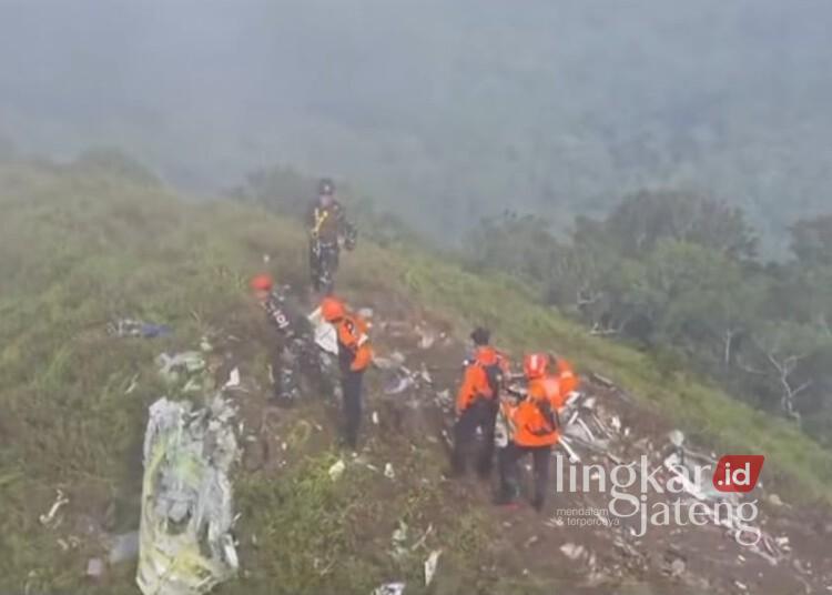 Pendaki Gunung Bulusaraung Ceritakan Detik-Detik Pesawat ATR 42-500 Meledak 25 Penemuan puing-puing pesawat ATR 42-500 di Gunung Bulusaraung, Kabupaten Pangkep, Sulawesi Selatan, Minggu, 18 Januari 2026. (Kantor SAR Makassar/Lingkarjateng.id)
