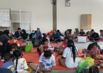 Aktivitas pengungsi di Balai Desa Gulang, Kecamatan Mejobo, Kabupaten Kudus, Kamis, 15 Januari 2026. (Nisa Hafizhotus S./Lingkarjateng.id)