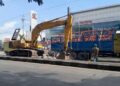 Alat berat sedang melakukan perbaikan Jalan Pantura Demak turut Desa Trengguli, Kacamatan Wonosalam, Kabupaten Demak, belum lama ini. (M. Burhanuddin Aslam/Lingkarjateng.id)
