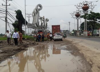Kerap Dipakai Truk Parkir, Sisi Jalan Perbatasan Kendal-Semarang Akan Disulap Jadi Taman 33 Kondisi jalan area perbatasan Kendal-Kota Semarang di Desa Sumberejo, Kecamatan Kaliwungu, Kabupaten Kendal, banyak lumpur yang membahayakan keselamatan pengendara, Senin, 12 Januari 2026. (Anik Kustiani/Lingkarjateng.id)