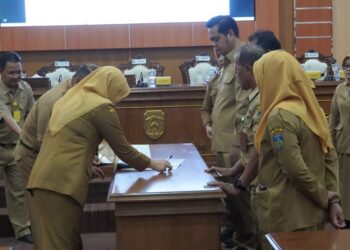 Sejumlah kepala OPD Pemkab Jepara menandatangani perjanjian kinerja tahun 2026 di Gedung Shima, Senin, 26 Januari 2026. (Tomi Budianto/Lingkarjateng.id)