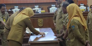 Perkuat Akuntabilitas Birokrasi, OPD Pemkab Jepara Tandatangani Perjanjian Kinerja 2026 11 Sejumlah kepala OPD Pemkab Jepara menandatangani perjanjian kinerja tahun 2026 di Gedung Shima, Senin, 26 Januari 2026. (Tomi Budianto/Lingkarjateng.id)