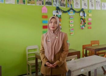 Guru kelas 3 SD Negeri 1 Karangjati, Kabupaten Blora, Sulistiningsih. (Eko Wicaksono/Lingkarjateng.id)