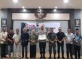 Bupati Kendal  Dyah Kartika Permanasari (kelima kiri) bersama jajaran Polres Kendal usai tanda tangan pakta integritas pelayanan publik pada Jumat, 23 Januari 2026. (Anik Kustiani/Lingkarjateng.id)