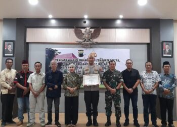 Bupati Kendal  Dyah Kartika Permanasari (kelima kiri) bersama jajaran Polres Kendal usai tanda tangan pakta integritas pelayanan publik pada Jumat, 23 Januari 2026. (Anik Kustiani/Lingkarjateng.id)