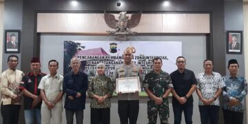 Bupati Kendal  Dyah Kartika Permanasari (kelima kiri) bersama jajaran Polres Kendal usai tanda tangan pakta integritas pelayanan publik pada Jumat, 23 Januari 2026. (Anik Kustiani/Lingkarjateng.id)