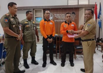 Ketua Kwarcab Gerakan Pramuka Jepara, Ratib Zaini (kanan), melepas relawan Pramuka Peduli dalam misi kemanusiaan ke Aceh dan Sumatra, Senin, 5 Januari 2026. (Tomi Budianto/Lingkarjateng.id)