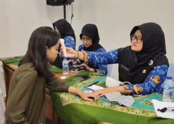 SKRINING: Seorang warga sedang menjalani skrining kesehatan dalam kegiatan program Sejuta Vaksin HPV di Pendopo Kabupaten Pati pada Jumat, 23 Januari 2026. (Lingkarnews Network/Lingkarjateng.id)