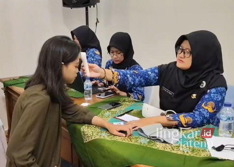 Program Sejuta Vaksin HPV, Warga Pati Diajak Tingkatkan Kesadaran Cegah Kanker Serviks 25 SKRINING: Seorang warga sedang menjalani skrining kesehatan dalam kegiatan program Sejuta Vaksin HPV di Pendopo Kabupaten Pati pada Jumat, 23 Januari 2026. (Lingkarnews Network/Lingkarjateng.id)