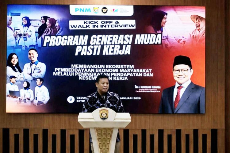 Staf Khusus Menteri Koordinator Bidang Pemberdayaan Masyarakat RI, Ahmad Maulani, saat meluncurkan program Generasi Muda Pasti Kerja di Gedung Abdi Praja Setda Kendal, Kamis 29 Januari 2026. (Anik Kustiani/Lingkarjateng.id)