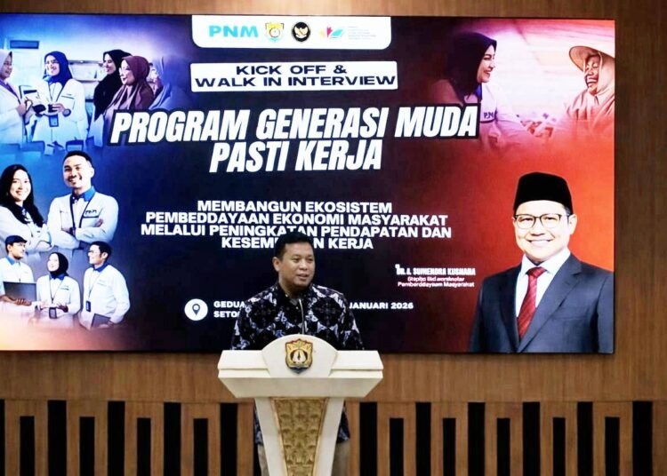Staf Khusus Menteri Koordinator Bidang Pemberdayaan Masyarakat RI, Ahmad Maulani, saat meluncurkan program Generasi Muda Pasti Kerja di Gedung Abdi Praja Setda Kendal, Kamis 29 Januari 2026. (Anik Kustiani/Lingkarjateng.id)