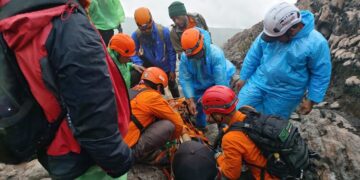Proses evakuasi jasad Syafiq Ridhan Ali Razan dari Gunung Slamet, Kamis, 15 Januari 2026. (Basarnas/Lingkarjateng.id)
