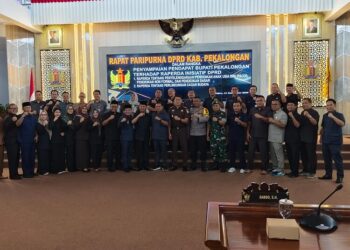 Forkopimda Kabupaten Pekalongan berfoto bersama usai Rapat Paripurna DPRD Kabupaten Pekalongan, Rabu, 31 Desember 2025. (Fahri Akbar/Lingkarjateng.id)