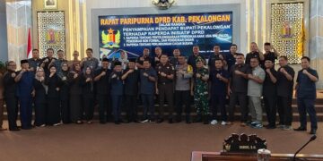 Forkopimda Kabupaten Pekalongan berfoto bersama usai Rapat Paripurna DPRD Kabupaten Pekalongan, Rabu, 31 Desember 2025. (Fahri Akbar/Lingkarjateng.id)