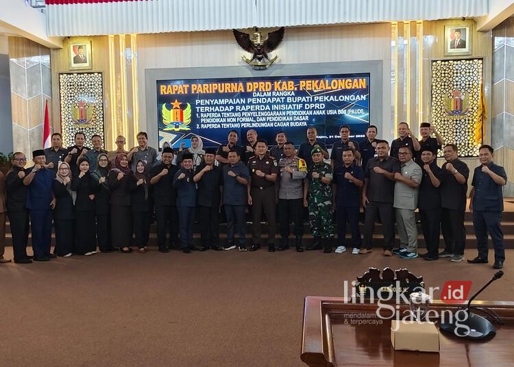 Lindungi Warisan Sejarah, DPRD Pekalongan Siapkan Raperda Cagar Budaya 25 Forkopimda Kabupaten Pekalongan berfoto bersama usai Rapat Paripurna DPRD Kabupaten Pekalongan, Rabu, 31 Desember 2025. (Fahri Akbar/Lingkarjateng.id)