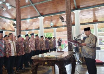 Bupati Rembang, Harno, memberikan arahan kepada para pegawai Pemerintah Kabupaten Rembang yang mengalami rotasi, Jumat, 9 Januari 2026. (Vicky Rio/Lingkarjateng.id)