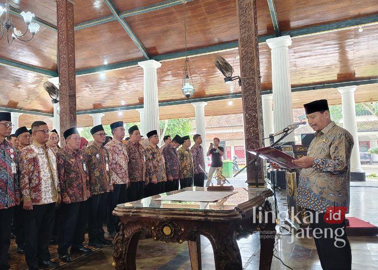 Rotasi Besar-besaran ASN Pemkab Rembang, Ini Daftar Pejabat yang Digeser 25 Bupati Rembang, Harno, memberikan arahan kepada para pegawai Pemerintah Kabupaten Rembang yang mengalami rotasi, Jumat, 9 Januari 2026. (Vicky Rio/Lingkarjateng.id)