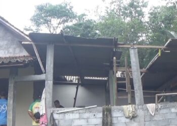 Kondisi rumah warga Dusun Jati Kurung, Desa Jatirunggo, Kecamatan Pringapus, Kabupaten Semarang, yang rusak parah usai tertimpa empat pohon, Selasa, 27 Januari 2026. (Hesty Imaniar/Lingkarjateng.id)