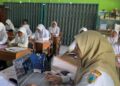 SD 2 Pasuruhan Lor Kudus Kekurangan Guru Kelas Sejak Awal 2026 28 Seorang Guru tengah mengajar di Kelas 3 SD 2 Pasuruan Kudus, Rabu, 7 Januari 2026. (Fahtur Rohman/Lingkarjateng.id)